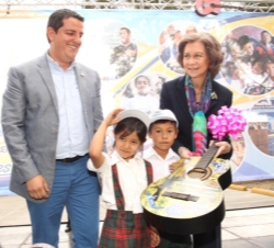 La Reina con varios niños participantes en el Tour 24-0, que forma parte de la Campaña 24 horas con 0 muertes violentas